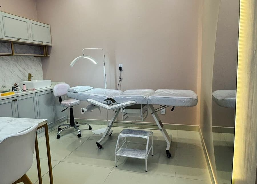 Espaço interno organizado da clínica AB Sobrancelhas