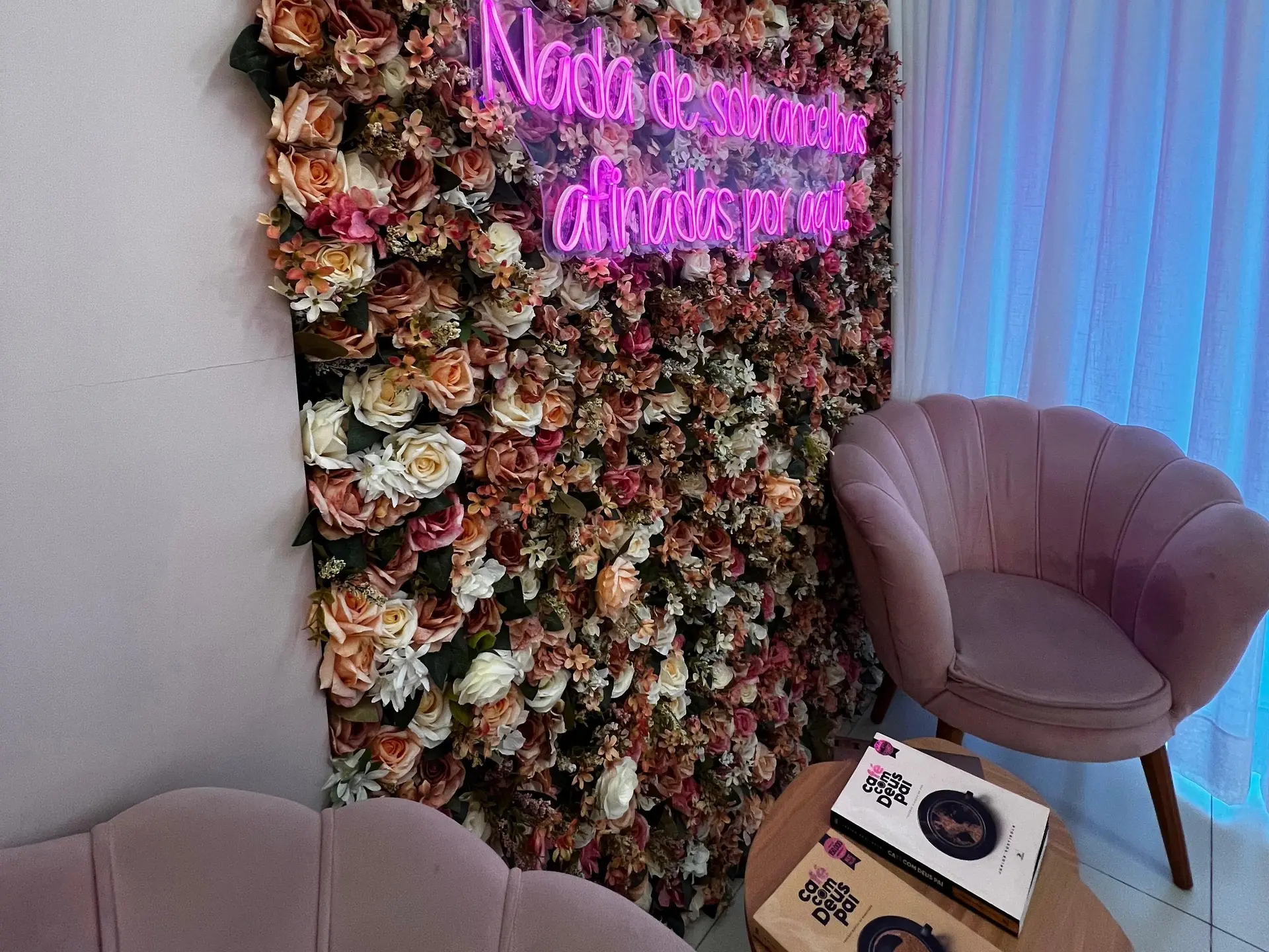 Ambiente elegante da clínica AB Sobrancelhas