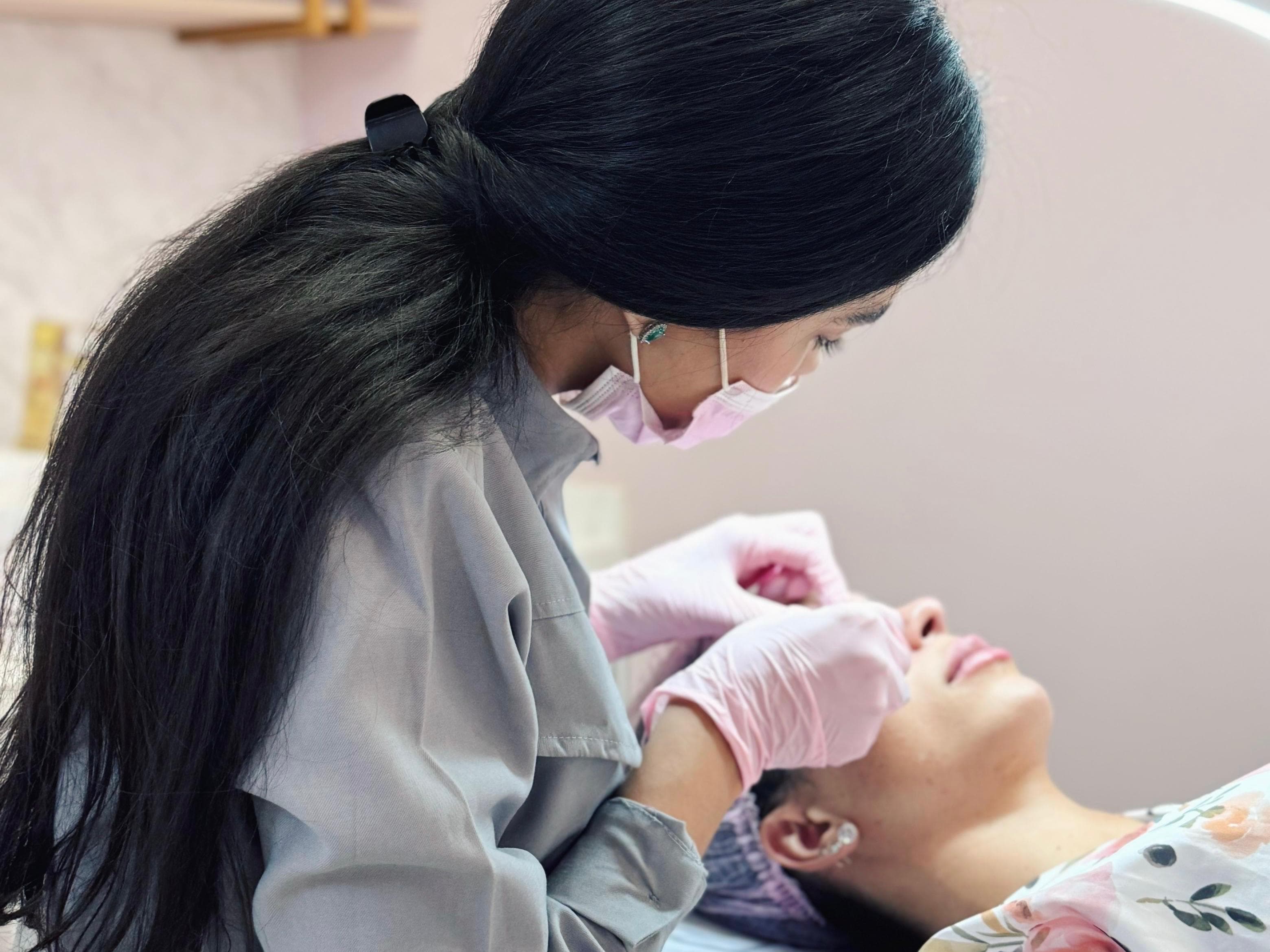 Área preparada para atendimento na clínica AB Sobrancelhas